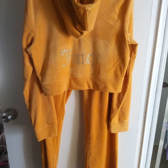Juicy Couture Velour Pants & Sweater 🧡